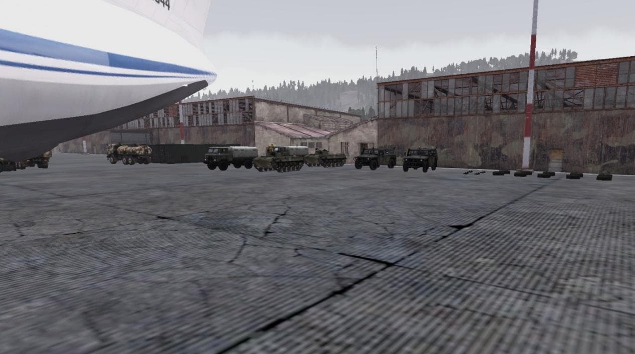 Arma 3 游戏截图:机场跑道上的军用卡车队列